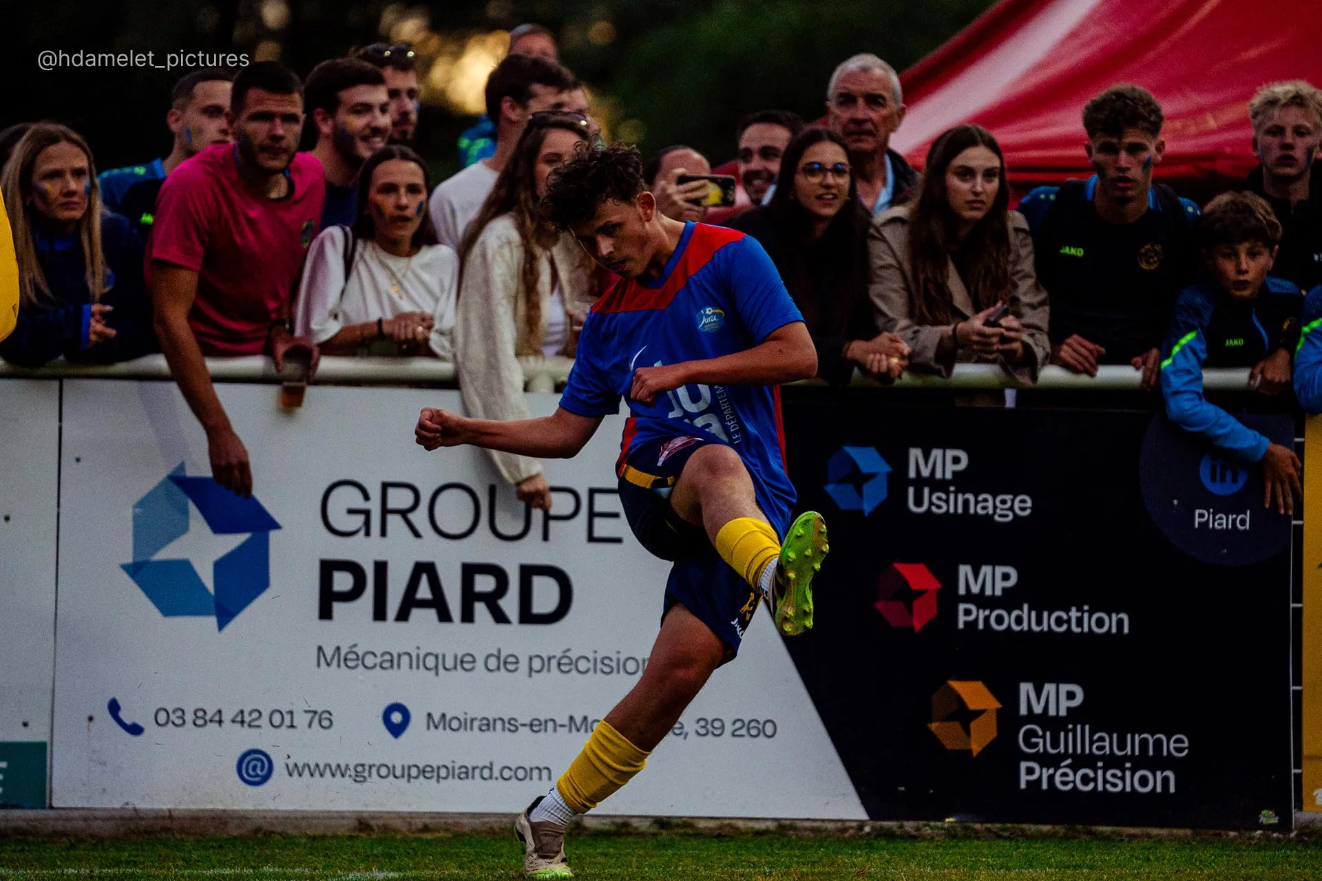 joueur de l'équipe de Juralacs Football en plein match - photo prise par @hdamelet_pictures