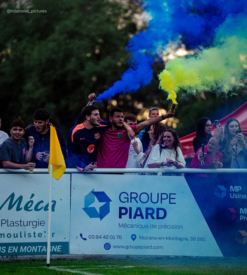 Supportaires de Jura Lacs Football en plein match