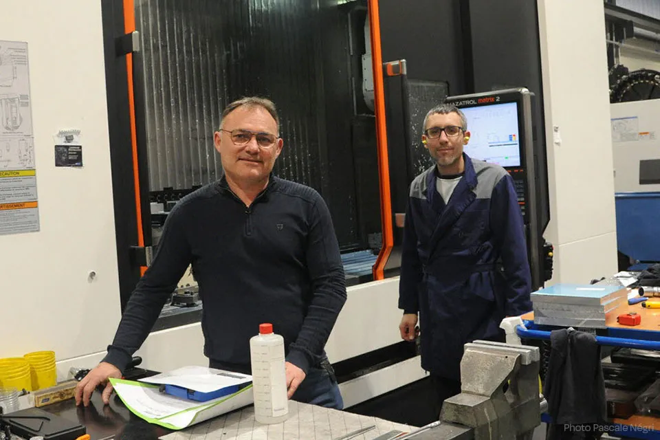 Emmanuel Piard, gérant de MP Usinage. Sébastien, technicien commande numérique. Photo Pascale Négri